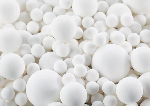 Alumina grinding balls of different sizes